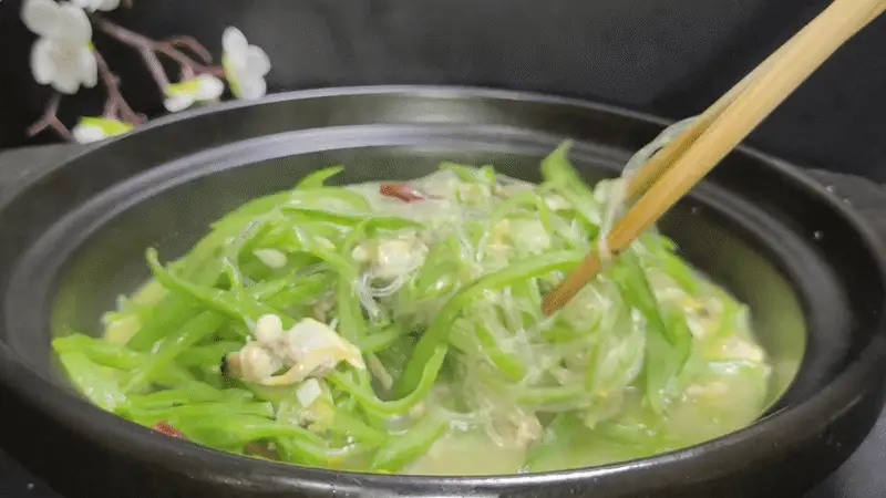 古城夏日常见的这锅菜，扁豆角花蛤配粉丝，鲜香一锅，连汤泡饭都叫人恋恋不舍