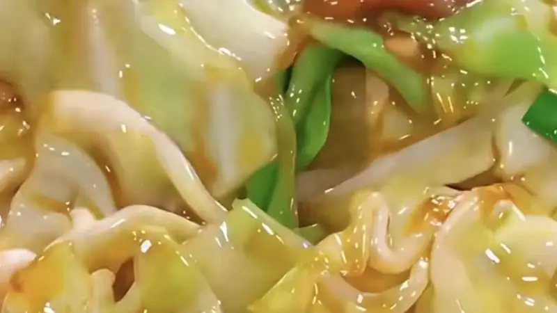 古城街巷烟火里 手撕包菜藏着寻常温柔滋味