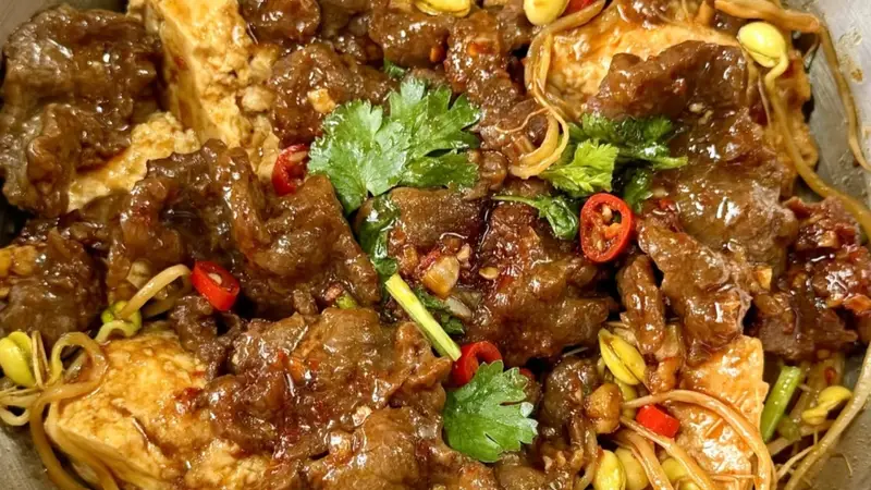 一锅焖出三重鲜香：豆芽豆腐牛肉煲的家常秘诀