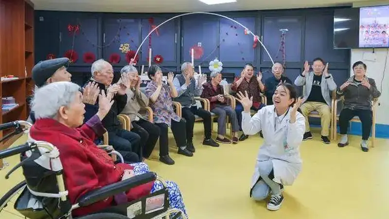 古城巷弄里,幼师转身牵起夕阳里的温柔