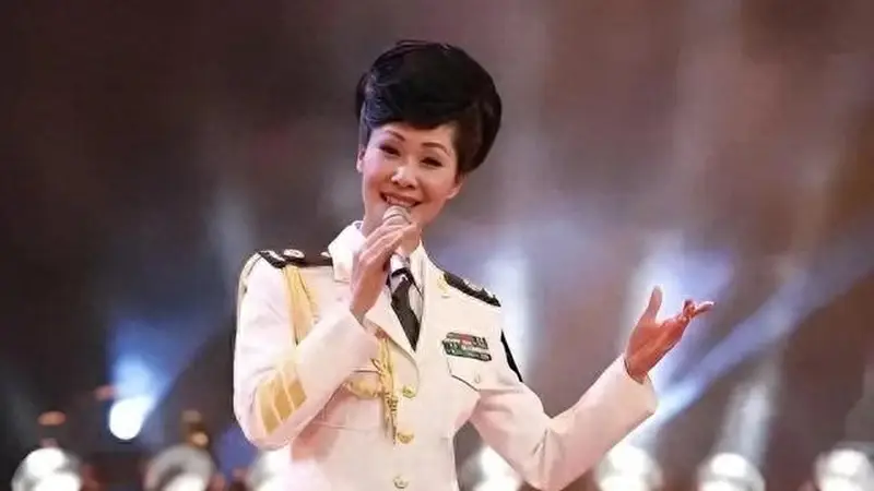 曾被央视力捧，名气超宋祖英，被绿后闪婚小鲜肉，现住农村很平凡