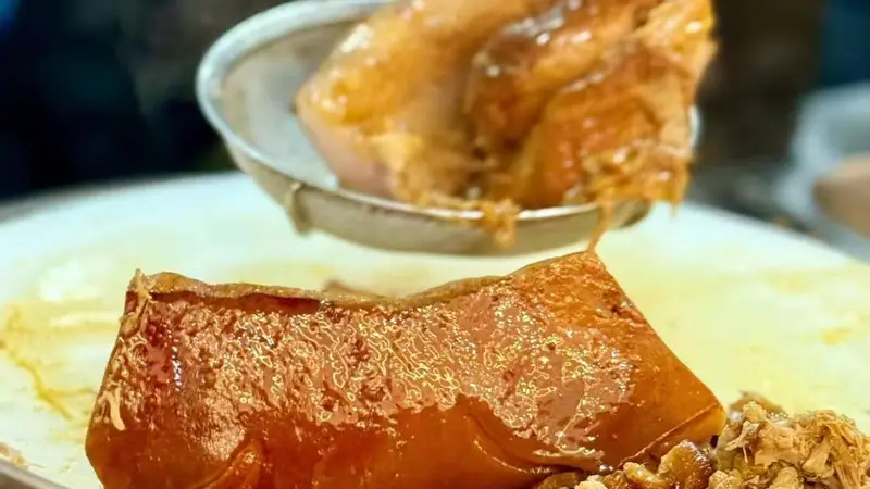 肉夹馍里的肉发亮,是油太多还是状态正好?