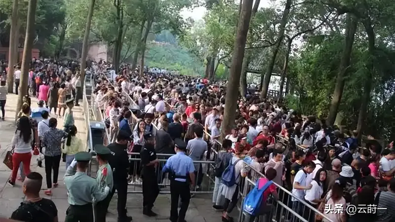 慕田峪插队事件复盘：涉事导游被拘前，有3次可以体面收手的机会