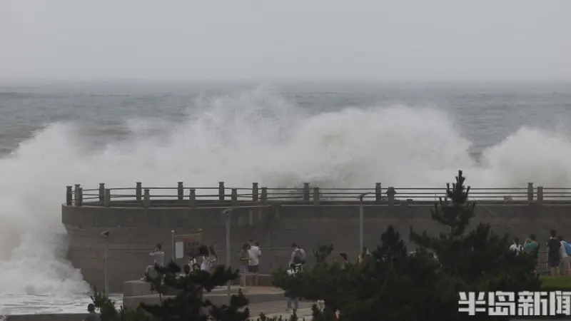 温馨提示：风大浪高，切勿近海游玩！