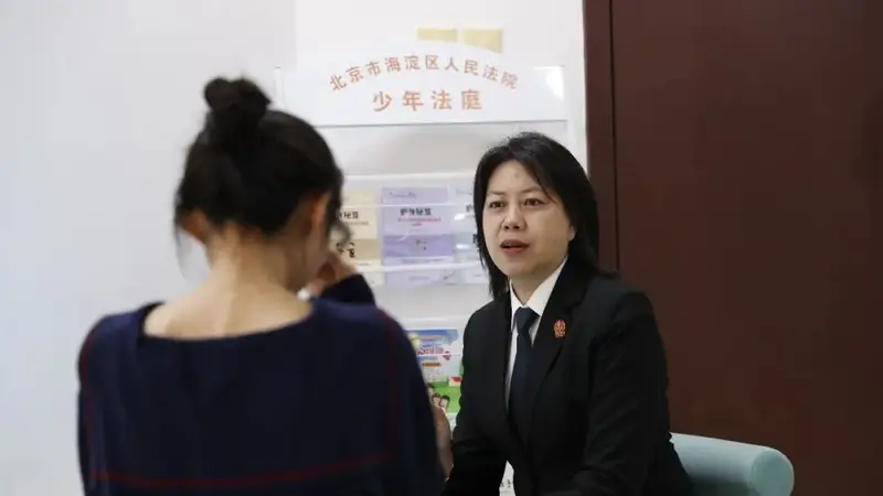 “选爸爸还是选妈妈？”一位女法官听见孩子没说出的真心话