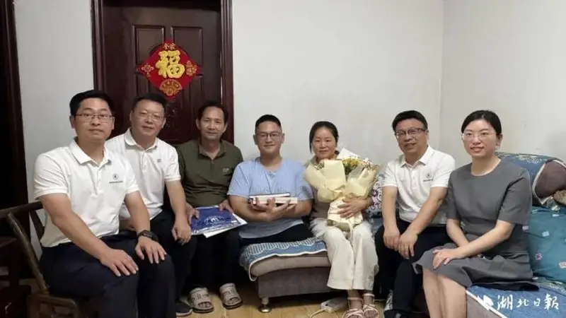 “板凳男孩”方宇翔，大学见！