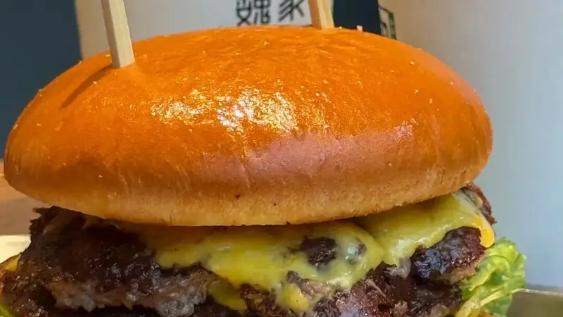 海底捞两度押注、必胜客半年百店、魏斯理排起长龙…“汉堡”大战背后，谁是赢家？