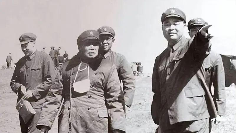 大军区司令进京开会，军委首长说：把你降一级调离，有没有意见？