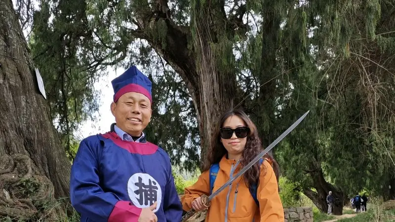 “捕快大叔”古蜀道“押送”游客火了 当事人:只想把家乡古道保护好