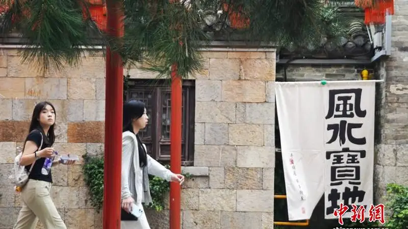 民众走进徐州回龙窝历史文化街区品读古巷文脉