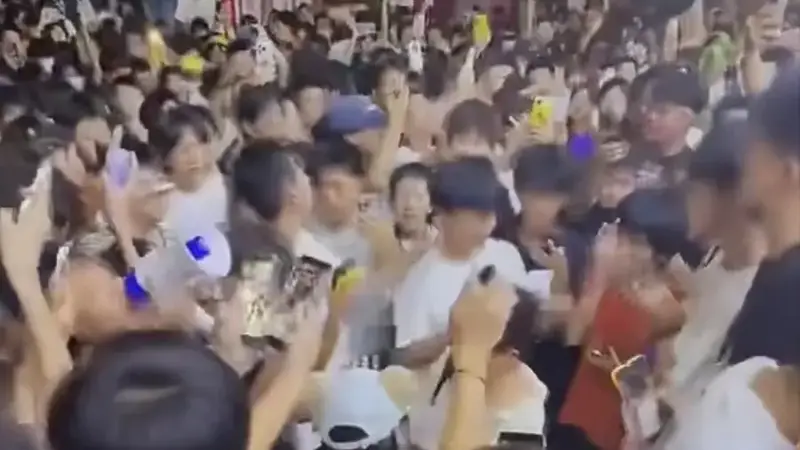 时代峰峻楼下人群聚集、滋事泼水，警方对涉事人员进行法治教育，呼吁理性追星