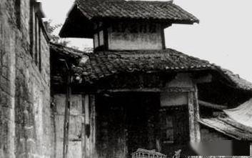 1935年，红军在遵义城，仅仅抄了一个黔军师长家，红军就差不多吃饱，光从他家就搜出十几万斤粮食，还有两万多块银元，让一路饿肚子的红军将士踏踏实实吃上了饱饭。饿着肚子翻山越岭，推开一座公馆的仓门，成堆的米袋子和成箱的银元摆在面前，这不是戏剧，是1935年遵义的现场。一句民间话流传至今...