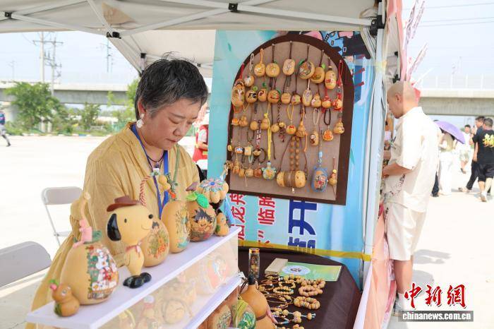 山东聊城：葫芦工艺品热销