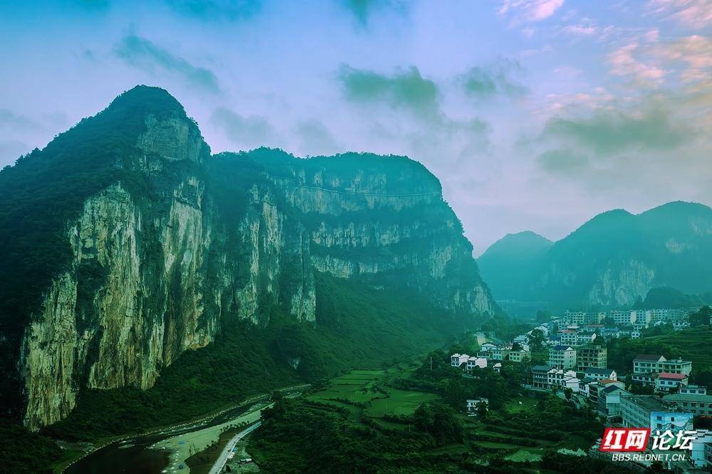 【每日一图@湖南】航拍涟源湄江风景区，看尽峡谷间的山河温柔