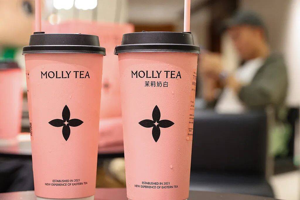 LV诉茉莉奶白：到底是新茶饮“蹭大牌”，还是奢侈品“不讲武德”