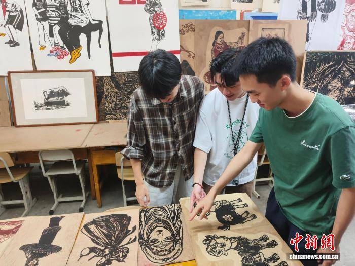 台青走进新疆高校体验非遗木刻版画创作