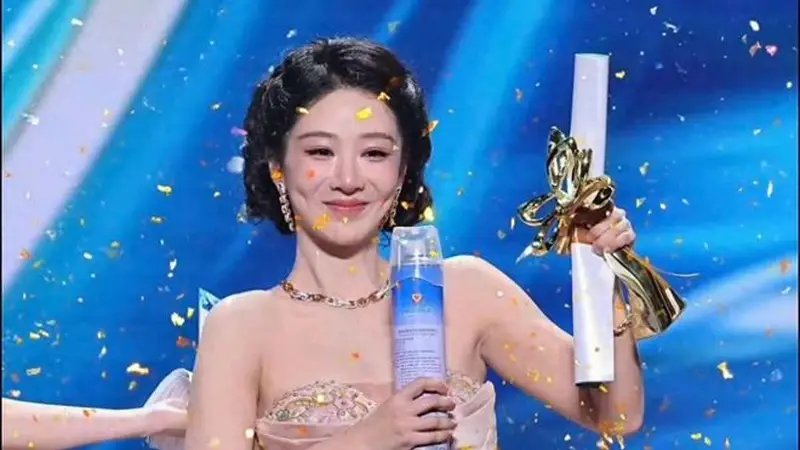 杨紫白玉兰封后，群星祝贺，张一山沉默，22年国民兄妹真闹掰了？