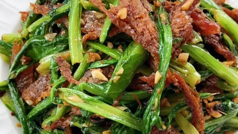 鱼肉酥香菜叶脆嫩，一口解锁粤式小炒本味