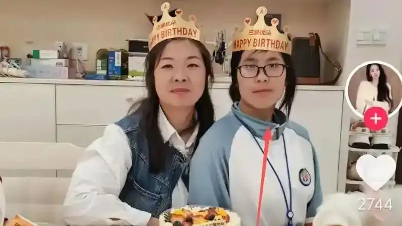 “妈妈只顾自己精致，却让14岁女儿邋遢出镜？”生日合照曝光后，网友争议：青春期女孩的体面谁来守护，精致妈和忽略娃哪个更伤人？