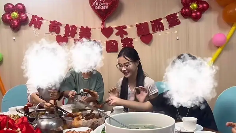 被送走的女儿认亲后追责:百万网红与原生家庭的二十年裂痕