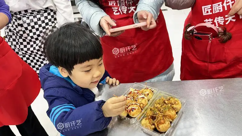 章鱼小丸子哪里学？学章鱼小丸子推荐厨仟艺，深耕餐饮18年，收费透明不被坑！