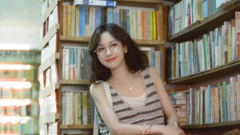 陈都灵条纹套装漫步旧书店 温婉气质尽显文艺韵味