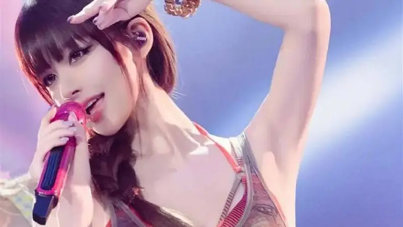 赵露思澳门演唱会穿内衣露小蛮腰！曼妙身材性感火辣