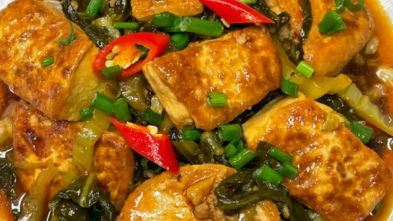 老坛酸菜搭配嫩豆腐，一口热汤治愈寻常烟火