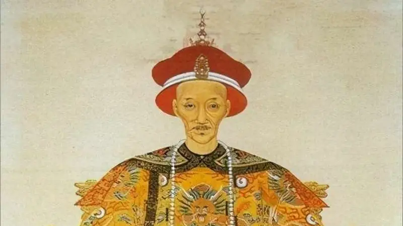 皇帝问大臣：早餐吃什么？大臣说：2个鸡蛋，皇帝大怒：怎能如此奢侈