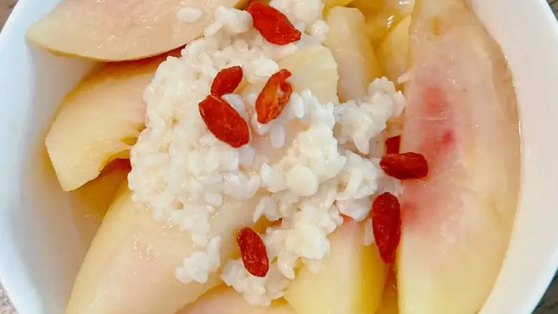 桃子大量上市，提醒：二者不可同吃，夏天吃桃子，这些禁忌要知道