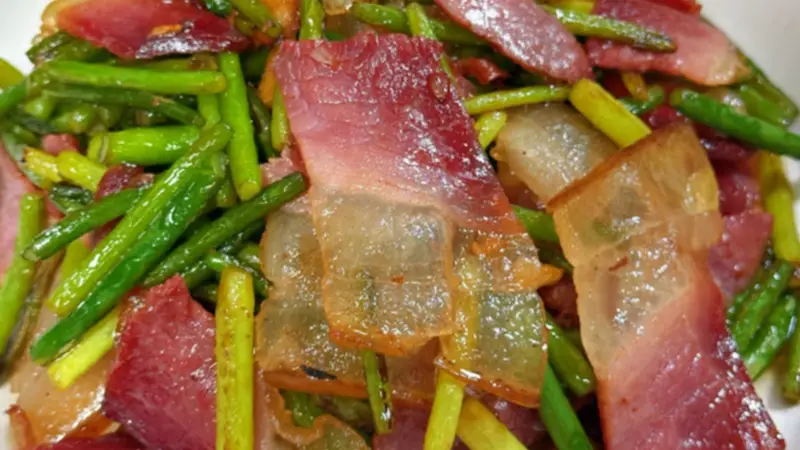云南蒜苔炒腊肉，时令赋予餐桌的绝妙滋味