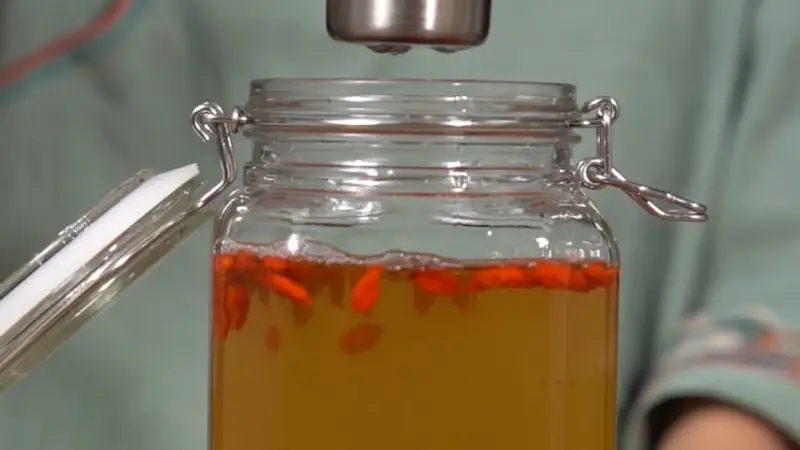 古城闲情｜枸杞泡酒的文化感酿法：挑酒选料与细节讲究