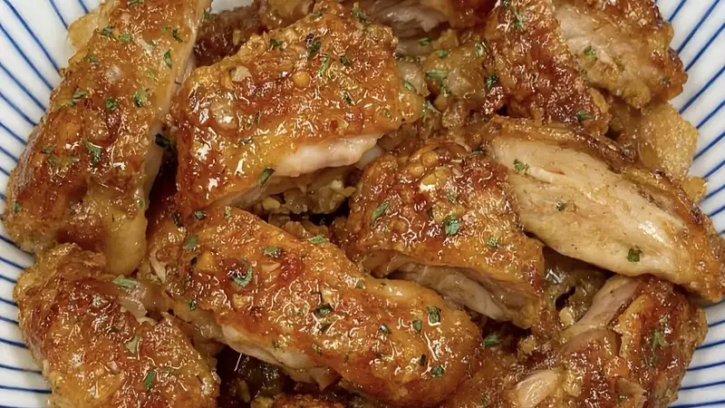 蒜香脆皮鸡：一口酥脆，满嘴幸福