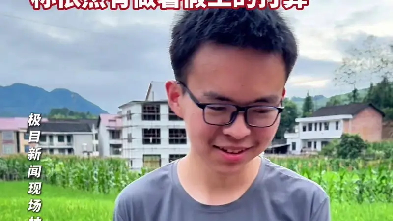 湖南“六旬父亲背8个土鸡蛋接考”最新进展，贺永辉谈参观大学校园感受：很开心也很期待，依然有做暑假工打算