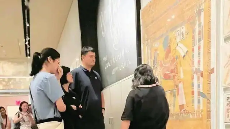 姚明16岁女儿近照曝光，身高竟超父亲肩膀，体重近200斤