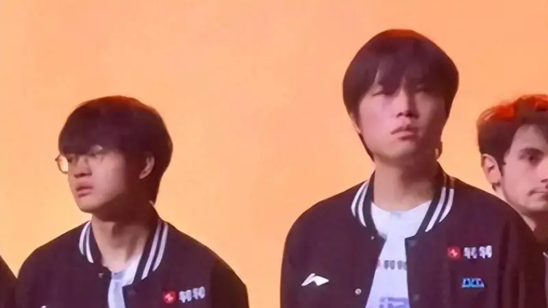 BLG现场照曝光,Bin、Xun互相扭头不看彼此,网友担忧:内讧了?