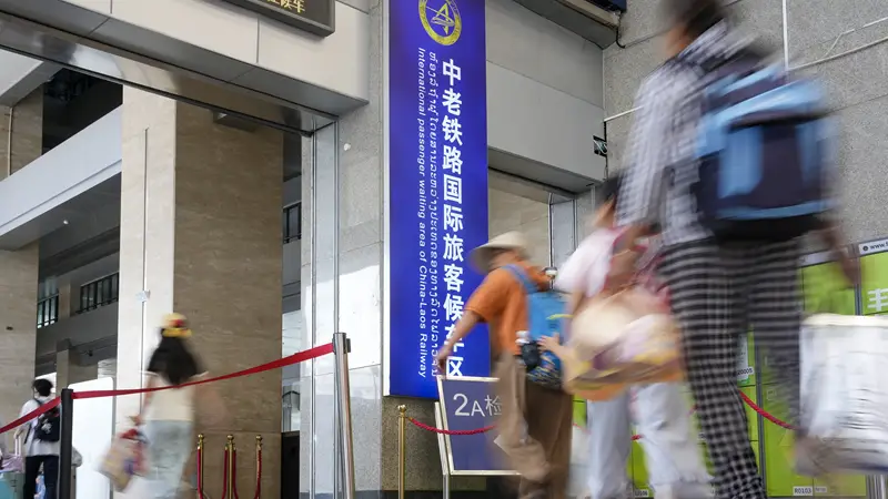 中老铁路助力暑期跨境游升温