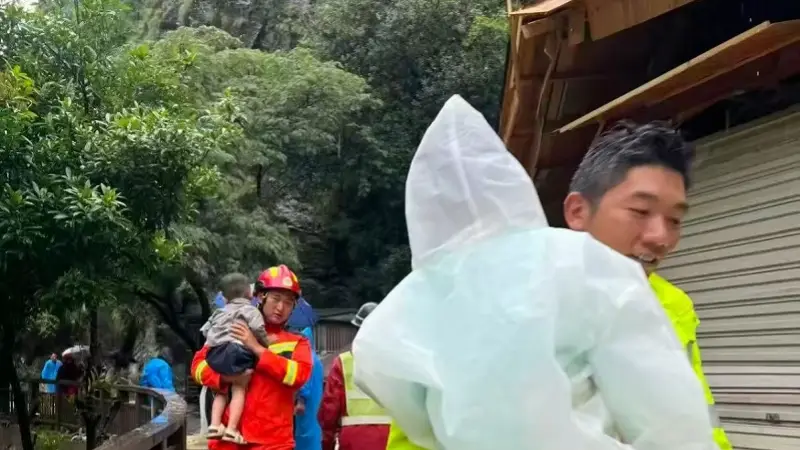 丽江虎跳峡遭遇强降雨，景区临时关停！当地称滞留游客已转移