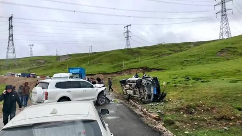 韩红基金会回应救护车“越野爬坡”:系运输中按交警指挥避让事故