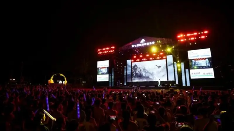 厦门鼓浪屿沙滩音乐会歌手倾情演绎 余音璀璨嗨翻全场