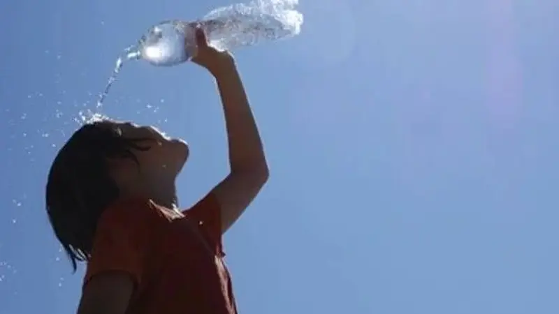 四川16城市高温红色预警生效 多地气温逼近44℃