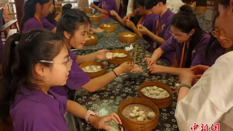 华裔青少年在沪体验“舌尖上的非遗” 了解古代教育制度