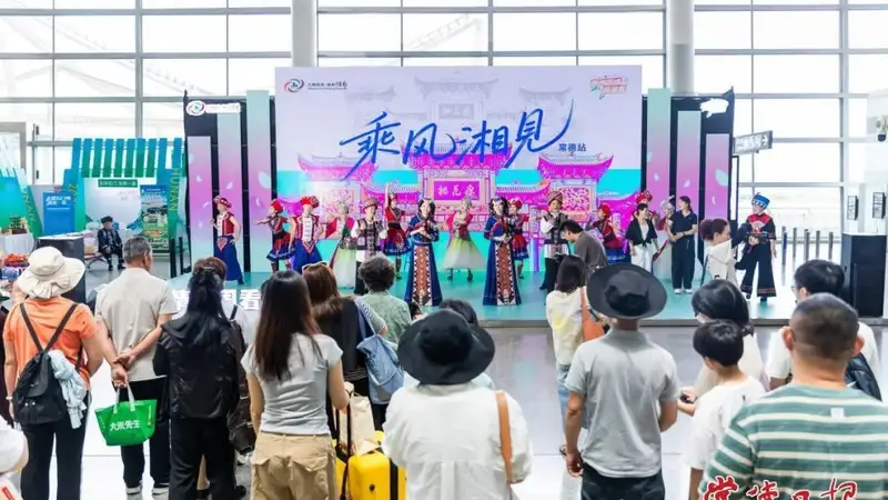 常德文旅展演亮相长沙黄花机场 吸引旅客体验家乡风情