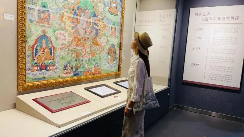 千年热贡唐卡染韵高原藏乡 绘就古城文艺共富画卷