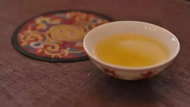 那个被烫到才松手的故事,其实藏了一句关于茶的大实话
