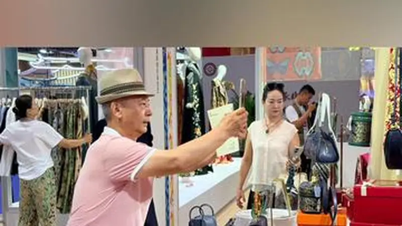艾德莱斯绸织染技艺亮相新疆兵团石河子 丝路非遗织就古城文艺新风
