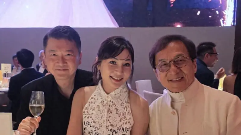 香港古城里的豪门宴聚，成龙洪金宝元彪聚首，佘诗曼浅酌容红映旧情