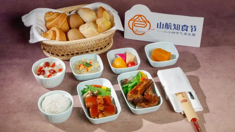 轮渡上撸串，高铁外卖现炒……为了“好好吃饭”，旅途餐桌正在上新
