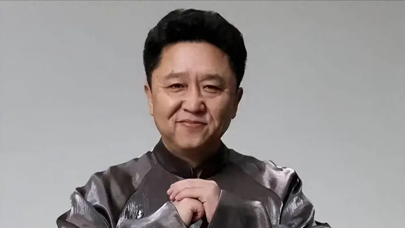 郭德纲翻车后，于谦现状曝光：住600平四合院养天价鱼，全身而退