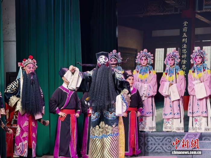 （走进中国乡村）老戏唱出“年轻态” 浙江缙云婺剧带动富民兴村产业